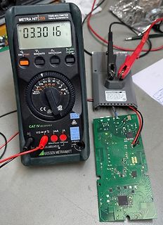 Multimeter und Leiterplatte in Werkstatt