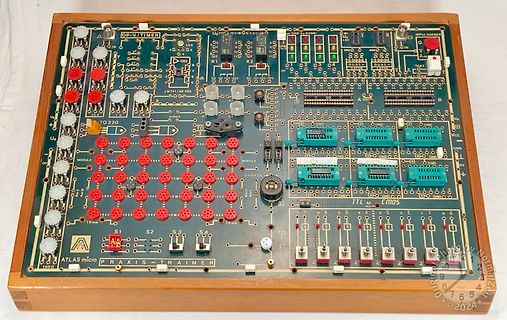 Elektronik-Trainingsmodul Atlas Micro Praxis-Trainer auf Holzbrett