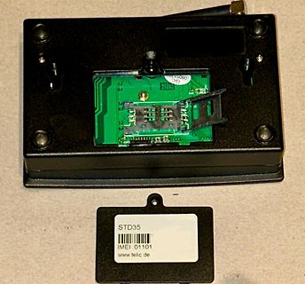 Geöffnetes Elektronikgerät mit sichtbarer Leiterplatte und Etikett