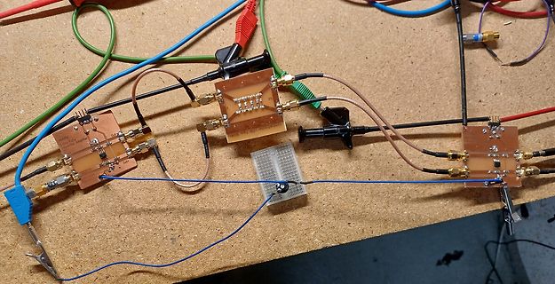 HF-Messaufbau mit mehreren Leiterplatten und Koaxialkabeln