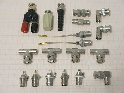 Verschiedene BNC-Stecker und Adapter auf Millimeterpapier