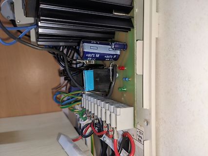 Innenansicht eines Netzteils mit Elektrolytkondensator und Klemmenblock