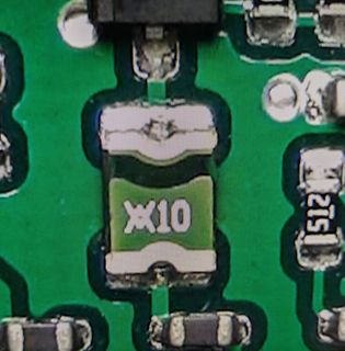 Makroaufnahme eines SMD-Bauteils auf Leiterplatte