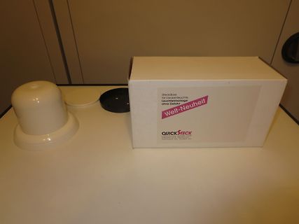 Verpackung und Teile eines Steckdosensystems