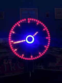 Leuchtendes Rad mit roten und blauen LEDs