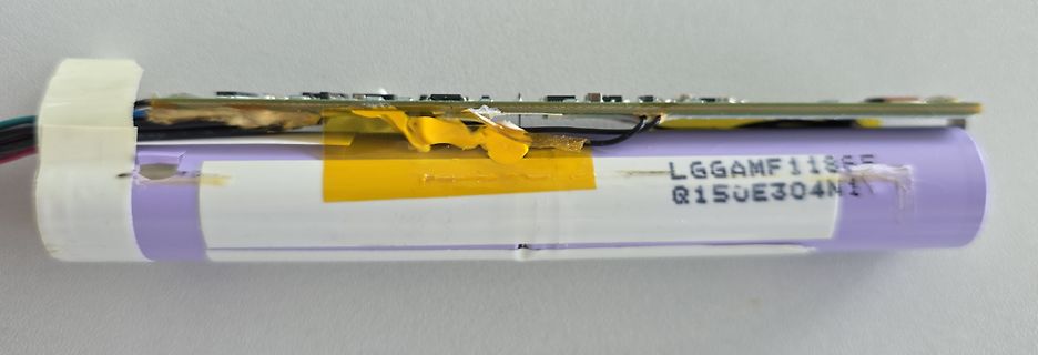 Lithium-Ionen-Akku mit angeschlossener Elektronik
