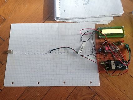 Aufbau mit Lochrasterplatine, LCD und Sensor auf Papier