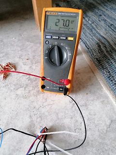 Multimeter misst Spannung an einer Schaltung