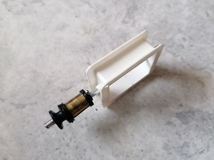 Mechanisches Bauteil mit weißem Kunststoffrahmen