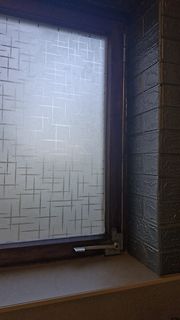 Fenster mit Milchglas und Mauerwerk