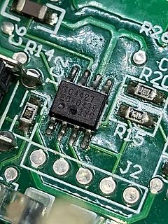 Nahaufnahme einer Leiterplatte mit IC und SMD-Bauteilen