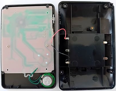 Geöffnetes elektronisches Gerät mit Leiterplatte und Batteriehalter