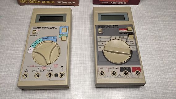 Zwei digitale Multimeter ADM 10A und ME-530
