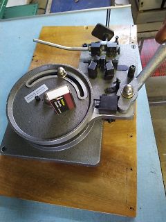 Mechanisches Werkzeug auf Holzbrett