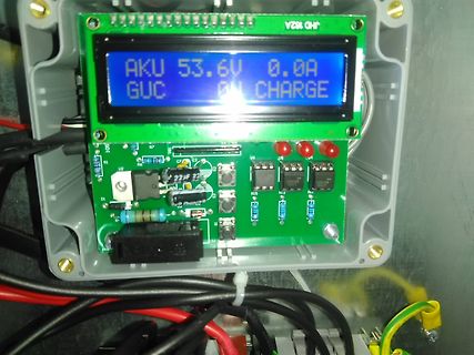 Leiterplatte mit LCD-Display und Messwerten