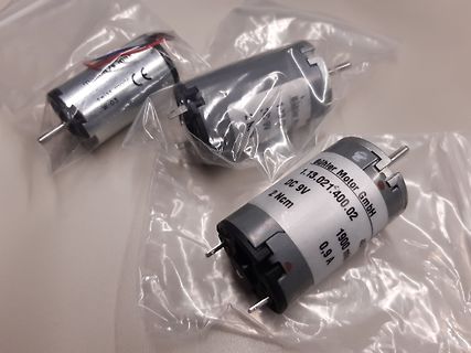 Drei Gleichstrommotoren in Plastikverpackung