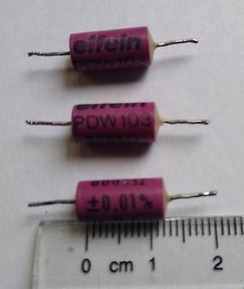 Drei Elfein PDW 103 Kondensatoren mit Lineal