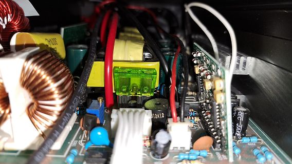 Innenansicht eines Schaltnetzteils mit Transformatoren und Kondensatoren