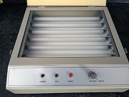 UV-Härtungsgerät mit Leuchtstoffröhren und Bedienfeld