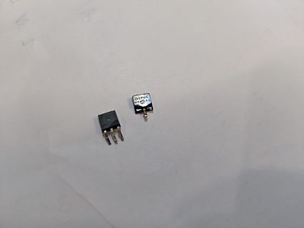 Zwei elektronische Bauteile auf weißem Untergrund