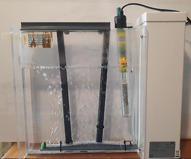 Elektrolysebad mit Elektrode und Messsonde