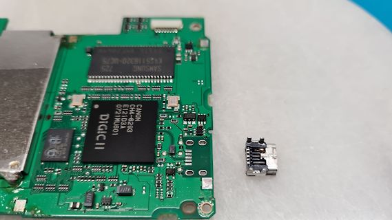 Leiterplatte einer Digitalkamera mit abgelöstem Anschluss