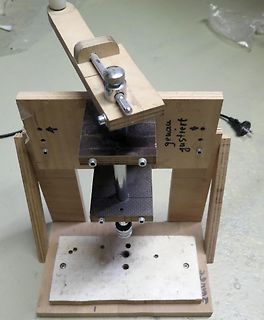 Holzkonstruktion mit Metallstangen und Platten