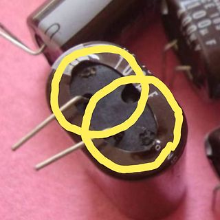 Nahaufnahme eines defekten Elektrolytkondensators