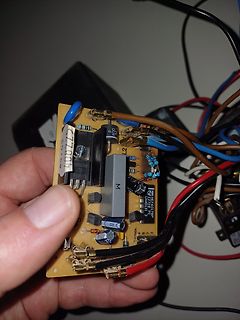 Foto einer Leiterplatte mit elektronischen Bauteilen