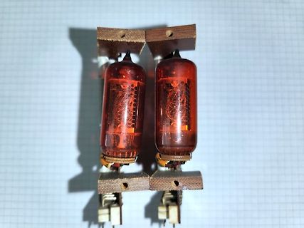 Zwei Elektronenröhren auf Holzhalterungen