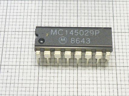 Integrierter Schaltkreis MC145029P auf Millimeterpapier