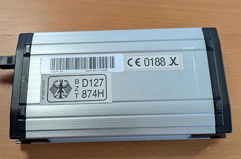Rückseite eines elektronischen Geräts mit Typenschild
