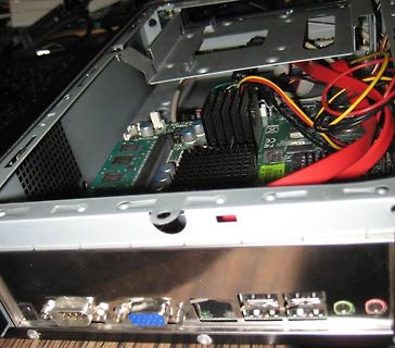 Innenansicht eines Computergehäuses mit Mainboard und Anschlüssen