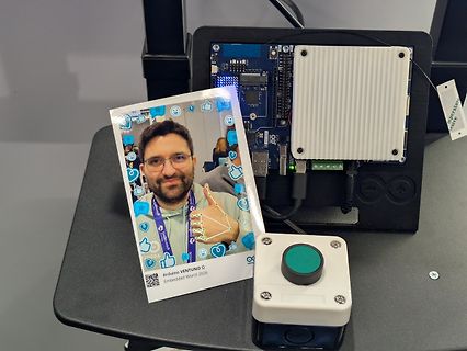 Ein Mann mit einem Arduino Ventuno Q Board