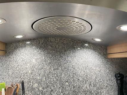 Dunstabzugshaube über Granit-Küchenrückwand