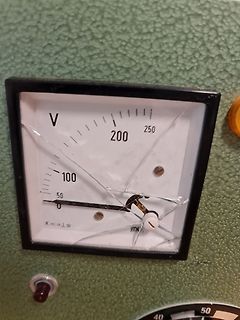 Defektes analoges Voltmeter mit Rissen im Glas
