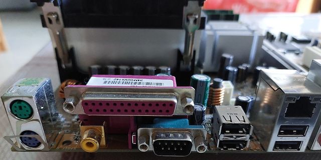 Anschlüsse einer Leiterplatte mit VGA, seriell und USB