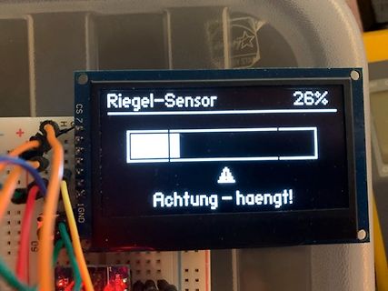 LCD-Display mit Sensorwert und Warnmeldung auf Breadboard