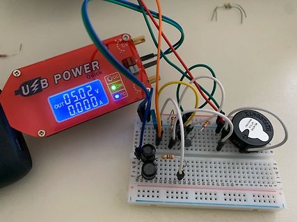 Labornetzteil und Schaltung auf Breadboard