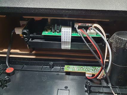 Innenansicht eines elektronischen Geräts mit Leiterplatten und Kabeln