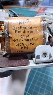 Breitband-Entstörer Bauteil mit Beschriftung