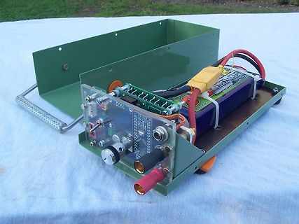 Elektronisches Gerät mit Akku in Metallgehäuse