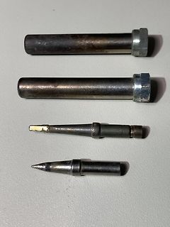 Metallische Zylinder und Werkzeugspitzen