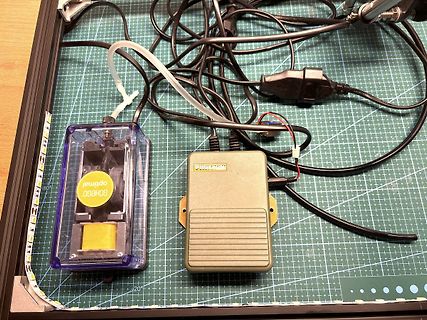 Elektronik-Messgeräte und Kabel auf Schneidematte