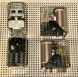 Vier elektromagnetische Relais in Kunststoffgehäusen