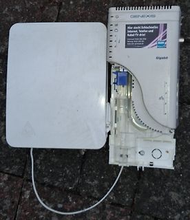 Geöffnetes Genexis Modem auf Steinboden