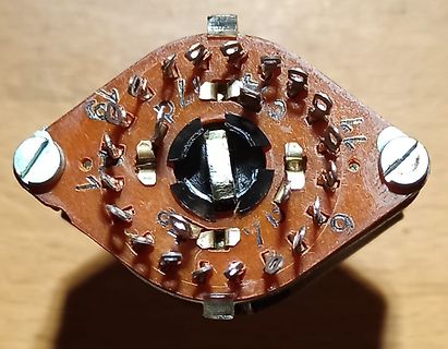 Draufsicht eines runden Leiterplatten-Bauteils mit Pins
