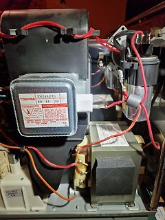 Innenansicht einer Mikrowelle mit Transformator und Bauteilen