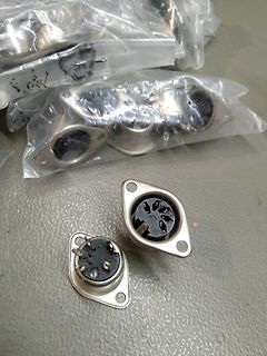 Mehrere metallische Steckverbinder in Plastikverpackung