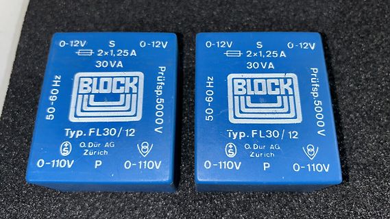 Zwei blaue Block-Transformatoren